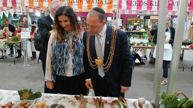 Mayor Dan Cohen at Ormston School's market stall